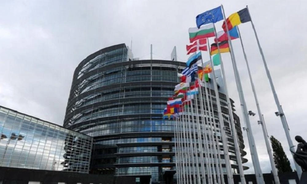 Le Soir: Ένα “Russiagate” πλανάται πάνω από το Ευρωπαϊκό Κοινοβούλιο, δύο μήνες πριν από τις εκλογές